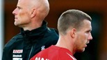 Podolski mâu thuẫn với HLV vì băng đội trưởng